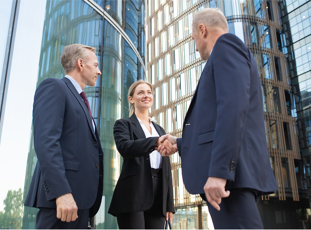 Geschäftspartner die sich die hand schütteln